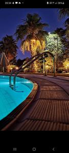 Bazén v ubytování PARNIS PALACE Hotel Suites nebo v jeho okolí