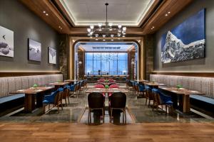 Un restaurante u otro lugar para comer en Vignette Collection Shanghai Snow World Hotel by IHG