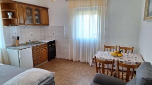 una cucina con tavolo e banane di Apartment Zvone a Veli Rat Altre 42 foto