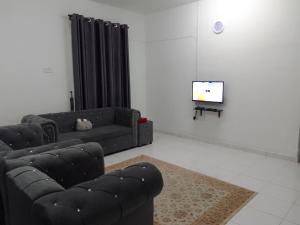 un soggiorno con un divano e una TV di Islam Taqwa Homestay a Kuala Lipis