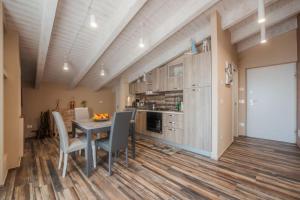 eine Küche und ein Esszimmer mit Tisch und Stühlen in der Unterkunft Enotria Villas - Villa Vittoria Luxury in Coccorino