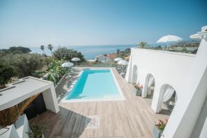 eine Villa mit Swimmingpool und Blick auf das Meer in der Unterkunft Enotria Villas - Villa Vittoria Luxury in Coccorino