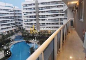 una vista dal balcone di un grande condominio di Cobertura a Rio de Janeiro