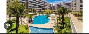 un'immagine di una piscina in un resort di Cobertura a Rio de Janeiro