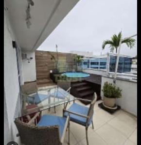 un balcone con tavolo e sedie su un balcone di Cobertura a Rio de Janeiro