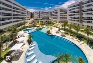 vista aerea su una piscina in un resort di Cobertura a Rio de Janeiro