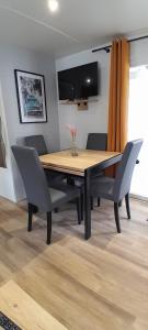 TV a/nebo společenská místnost v ubytování JOLI MOBILHOME 8 PERS climatisé CA62