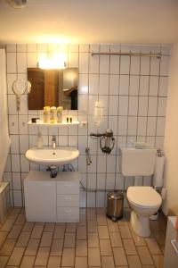 Koupelna v ubytování Souterain Appartement 19 min zu Fuß Downtown + 37 fotografií