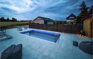 Una piscina en un patio trasero por la noche. en Stunning Home In Stare Sady With Wifi, en Stare Sady 10 fotos más