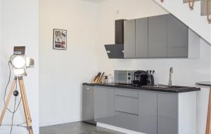 una cocina con armarios blancos y una cámara. en Stunning Home In Stare Sady With Wifi, en Stare Sady