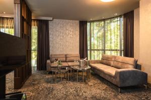 una sala de estar con un sofá y una mesa en Hotel Royal Plovdiv, en Plovdiv