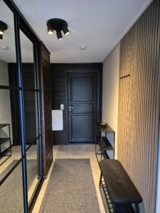 un pasillo con una puerta azul y un banco en Koselig leilighet på Gautefall, en Drangedal