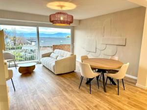 a living room with a table and a couch at L'Élégance de Bellevue in Divonne-les-Bains