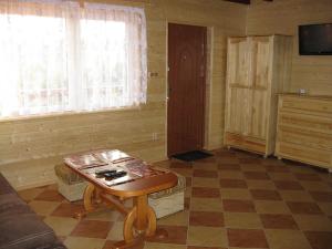 a living room with a table and a window at Całoroczne Domki Zacisze Hnatowego Berda w Wetlinie in Wetlina