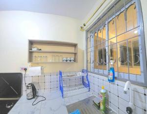 Un baño con lavabo y ventana. en Mtwapa cosy 1 bed, en Mtwapa 13 fotos más