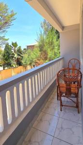 una silla sentada en un balcón con ventana en Mtwapa cosy 1 bed, en Mtwapa