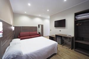 Televiisor ja/või meelelahutuskeskus majutusasutuses Hotel Osimar