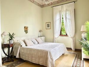 A bed or beds in a room at Villa Primula by PosarelliVillas Még 36 kép