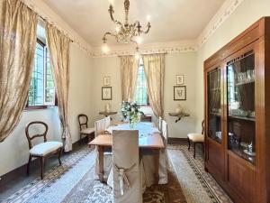 A television and/or entertainment centre at Villa Primula by PosarelliVillas