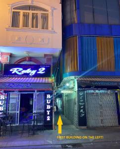 un angolo strada di un edificio con ristorante di House of Hostels ad Ho Chi Minh