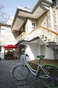 una bicicleta estacionada frente a una casa en Birdsnest Hostel Hongdae Foreigner only, en Seúl