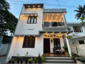 バルカラにあるPhoenix homestayの白い家