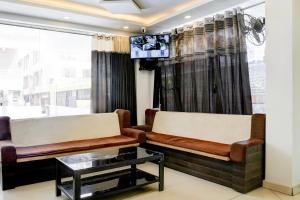 TV a/nebo společenská místnost v ubytování Super Hotel O Chhatrapati Nagar
