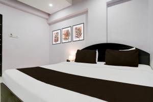 Postel nebo postele na pokoji v ubytování Super Hotel O Chhatrapati Nagar