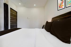 Postel nebo postele na pokoji v ubytování Super Hotel O Chhatrapati Nagar