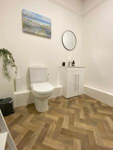 a bathroom with a toilet and a mirror on the wall at Urban Heights - Professionals, Contractors, Long Stays, 2Bed, Sleeps 4, Central Location, in Bournemouth