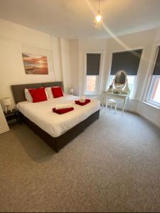 a large bedroom with a large bed and a desk at Urban Heights - Professionals, Contractors, Long Stays, 2Bed, Sleeps 4, Central Location, in Bournemouth