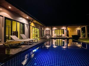 Bazén v ubytování Emerald Pool Villa nebo v jeho okolí