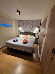 a bedroom with a bed with two towels on it at Apartamento Urquiza in San Carlos de Bariloche