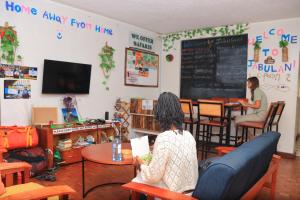 Un lugar para sentarse en Jabulani Nairobi Backpackers Hostel