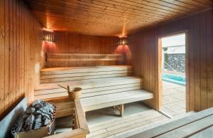 Bazén v ubytování Hunguest Hotel Apollo nebo v jeho okolí