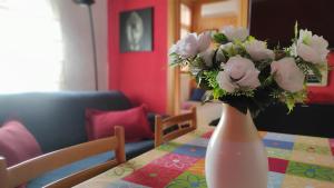 eine weiße Vase mit einem Blumenstrauß auf dem Tisch in der Unterkunft La casita de Toledo, cerca de Puy Du Fou in Barcience + 69 Fotos