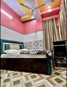 Postel nebo postele na pokoji v ubytování Hotel Jaipur Palace