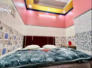 Postel nebo postele na pokoji v ubytování Hotel Jaipur Palace