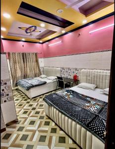 Postel nebo postele na pokoji v ubytování Hotel Jaipur Palace