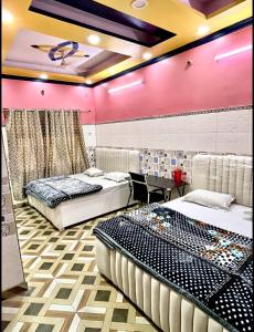 Postel nebo postele na pokoji v ubytování Hotel Jaipur Palace