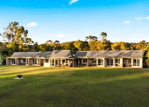 un grande edificio bianco con un grande prato di Rothbury Downs a Lovedale