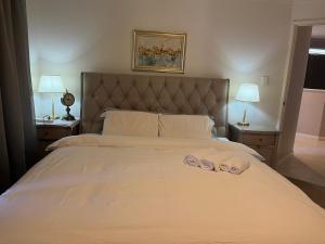 珀斯Applecross 2 Bedrooms by Swan River的一间卧室，床上有两条毛巾