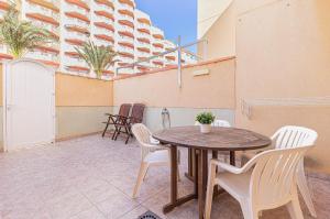 a patio with a table and chairs and a building at El Paraiso - Planta baja en Urbanización Ipanema III La Manga del Mar Menor kilómetro2 - Mediterráneo in La Manga del Mar Menor