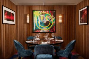 Uma área de estar em NYX Hotel Dublin Christchurch
