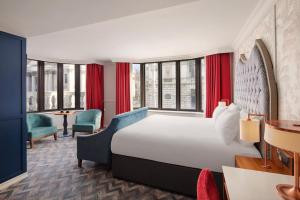 Cama ou camas em um quarto em NYX Hotel Dublin Christchurch