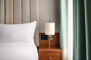 Cama ou camas em um quarto em NYX Hotel Dublin Christchurch