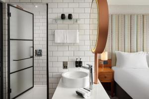Um banheiro em NYX Hotel Dublin Christchurch mais 37 fotos