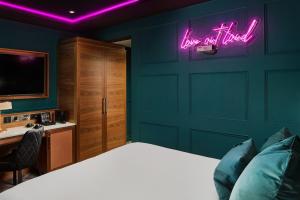 Cama ou camas em um quarto em NYX Hotel Dublin Christchurch