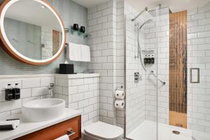 Um banheiro em NYX Hotel Dublin Christchurch
