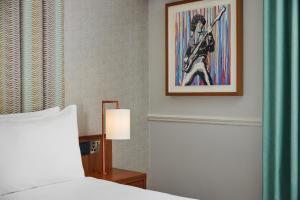 Cama ou camas em um quarto em NYX Hotel Dublin Christchurch